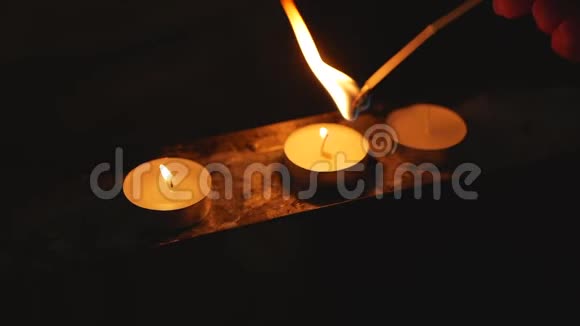 女性在教堂里点燃蜡烛关门视频的预览图