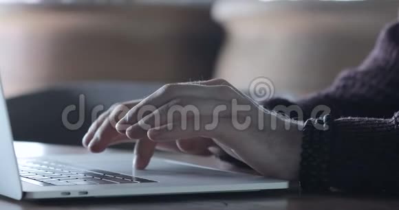 男性用笔记本电脑工作视频的预览图