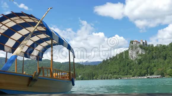 传统的斯洛文尼亚湖雪橇船视频的预览图