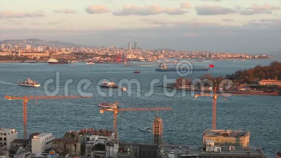 土耳其伊斯坦布尔博斯普鲁斯海岸的建筑起重机2019年4月10日视频的预览图