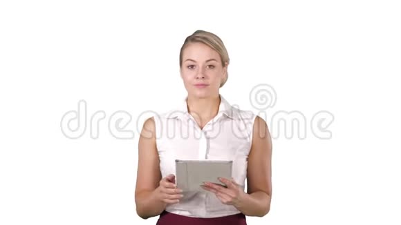 漂亮的女孩拿着一个平板电脑触摸板电脑小工具在白色背景下翻阅页面看着相机视频的预览图