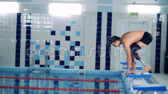 残疾游泳运动员跳入训练池侧视视频的预览图