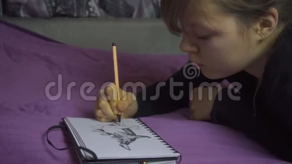 学生女画家画的肖像用墨水笔描绘静物画面视频的预览图