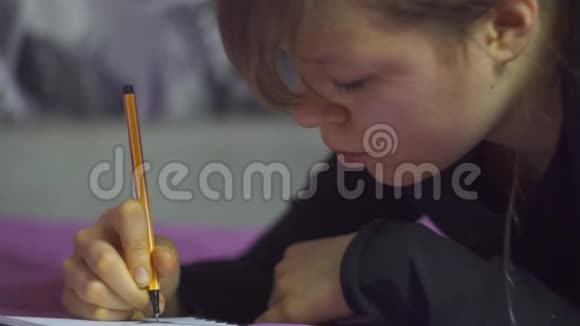 学生女画家画的肖像用墨水笔描绘静物画面视频的预览图