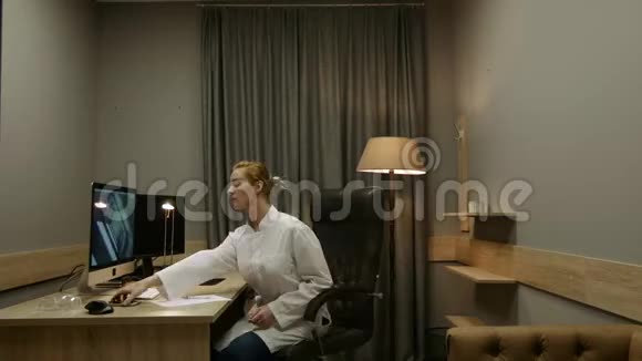 女研究员工作在电脑前工作接电话看文件延时录像视频的预览图