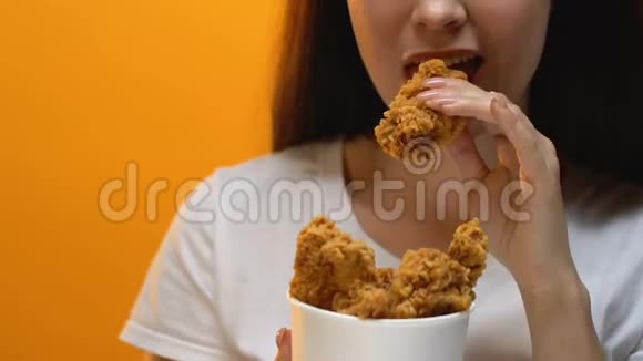 快乐女士从桶里吃脆炸鸡快餐外卖关门视频的预览图