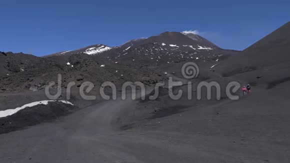 通往埃特纳火山顶部的道路人们从山上下来火山表面的全景视频的预览图