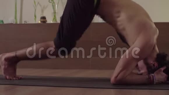 男人开始做困难的瑜伽姿势头部站立平衡视频的预览图