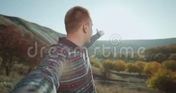 在一次旅行中红头发的男孩拍摄了他的自我并在山顶拍摄了一些视频作为记忆拍摄红色史诗视频的预览图