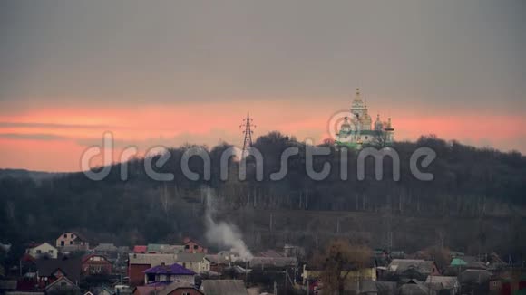 白色教堂背景是多云的天空日落的天空东欧的宗教波兰瓦乌克兰4k视频的预览图
