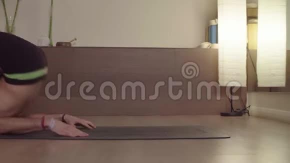 练习瑜伽的帅哥帕德马萨纳萨凡加萨纳视频的预览图