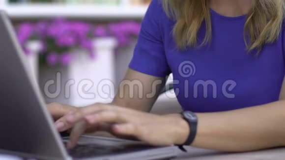 年轻女性在户外笔记本电脑上工作收到带有好消息的电子邮件升职视频的预览图
