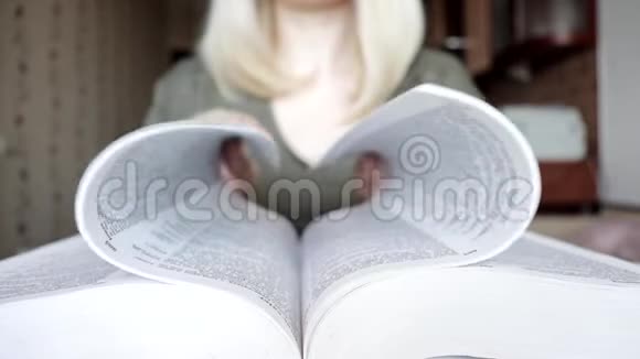 模糊不可辨认的金发女人折叠书页成心形爱阅读的概念视频的预览图