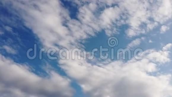 美丽的天空在时间流逝美丽的阿尔托库穆卢斯云在空中奔跑视频的预览图