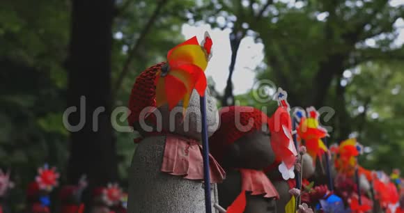 女神像守护者戴着红帽子在东京白天跟踪拍摄视频的预览图