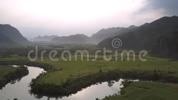 绿野环绕的蜿蜒河流视频的预览图