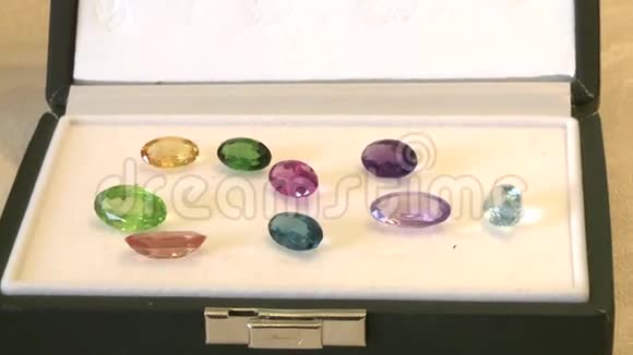 粗糙的宝石和雕刻的宝石视频的预览图