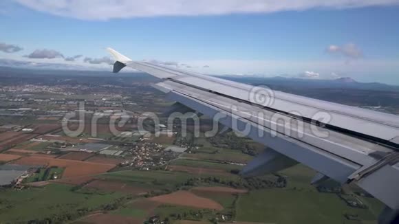 飞机左翼的飞机着陆视图视频的预览图