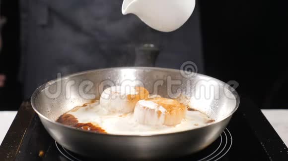 做海鲜健康的食物概念厨师在手套烹饪扇贝倒入奶油敷料在缓慢的运动高清高清视频的预览图