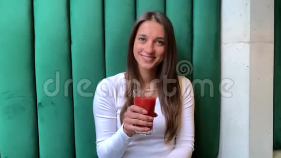美女在豪华餐厅喝番茄汁视频的预览图