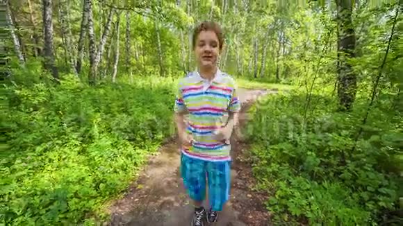 少年男孩在公园慢跑视频的预览图