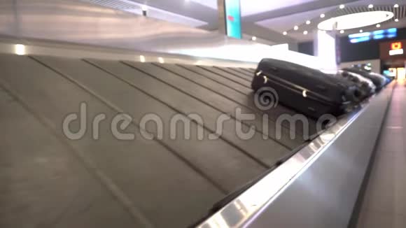在机场的行李传送带上移动了很多人的手提箱视频的预览图
