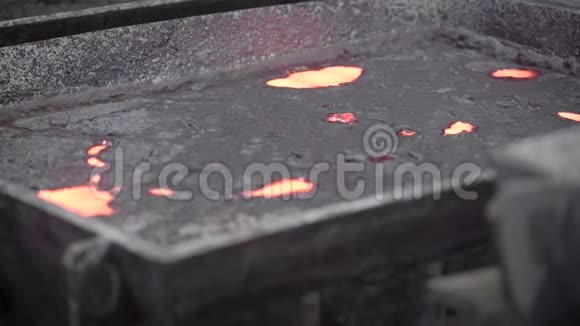 高炉出渣红色的热材料看起来像熔岩视频的预览图