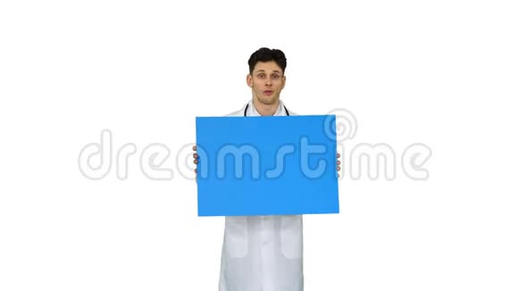 快乐微笑的男医生展示空白的招牌在白色的背景上跳舞视频的预览图