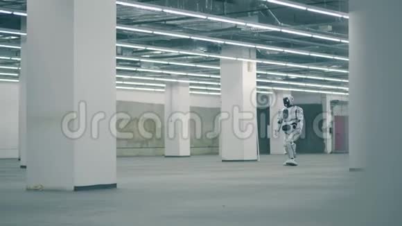 一个在房间里行走的机器人关门视频的预览图