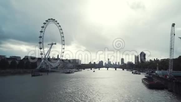 伦敦眼的泰晤士河上方的美丽景色市政厅威斯敏斯特大桥大本钟和议会大厦视频的预览图