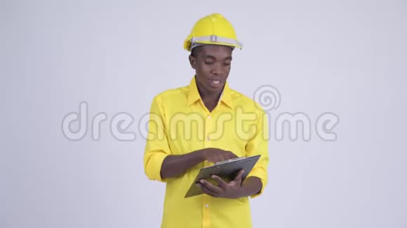 年轻的非洲商人工程师一边读剪贴板一边说话视频的预览图
