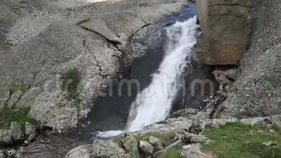 近景山河流过山谷而下阿尔泰山瀑布视频的预览图