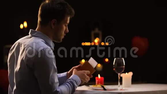 在美味的晚餐后男士用美元现金支付豪华餐厅的费用视频的预览图