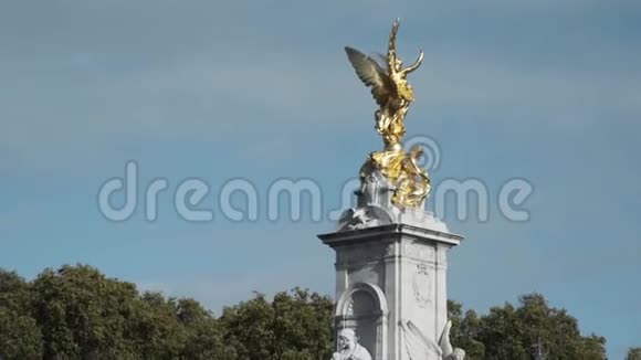 从帝国纪念碑的底部看白金汉宫前面的维多利亚女王行动国家视频的预览图