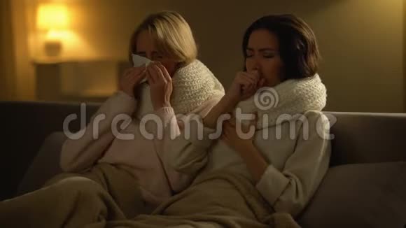 患病妇女躺在床上戴着围巾几乎不咳嗽和打喷嚏感染流感病毒视频的预览图