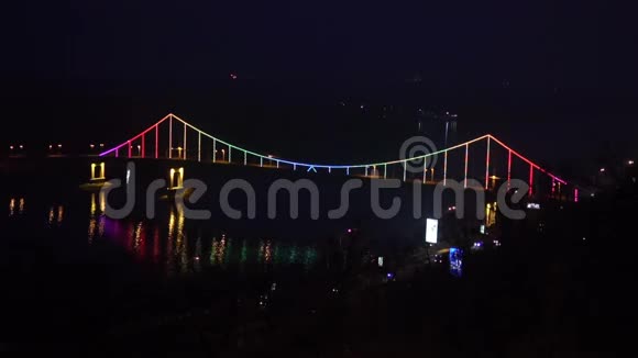 夜晚的发光桥视频的预览图