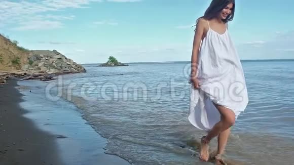 美丽的女孩走在海边笑旋转夏日日落视频的预览图