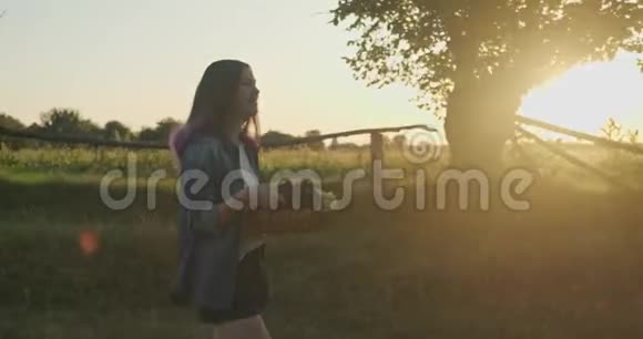年轻漂亮的女孩拿着一篮子葡萄走路视频的预览图