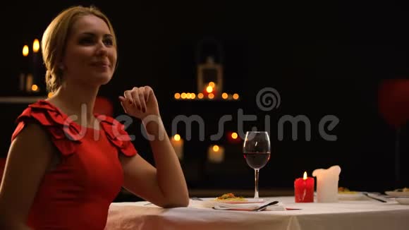 情人节庆典男朋友为女士送礼物盒浪漫晚餐视频的预览图