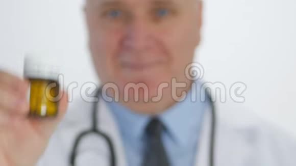 医生微笑竖起大拇指做一个好的工作标志展示一个带药片的接受者视频的预览图