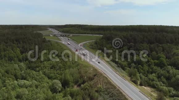 白色卡车通过繁忙的公路公路立交桥超速桥梁的鸟瞰图汽车和卡车在路上行驶视频的预览图