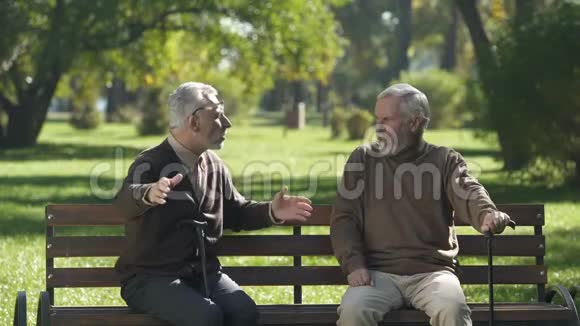 老人情绪激动地向朋友讲述难以置信的故事闲暇时间在公园里视频的预览图