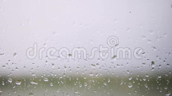 雨点落在窗户玻璃上视频的预览图