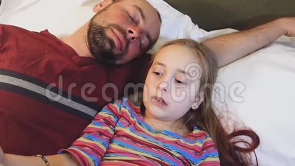 父亲睡觉女儿给他读童话爸爸在看书时睡着了视频的预览图