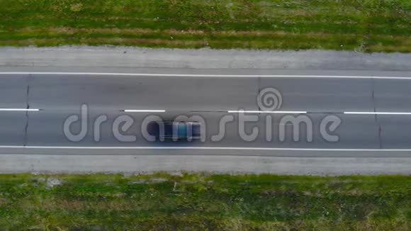 顶视图无人驾驶飞机与驾驶汽车和卡车在道路上方飞行霍里森塔尔方向视频的预览图
