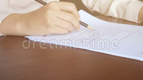 4K妇女在纸上阅读翻页用铅笔在文件上标记文字视频的预览图