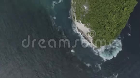 印度尼西亚NusaPenida岛上的KelingBeachTIMELAPSE在巴厘岛附近的无人机射击4K视频的预览图