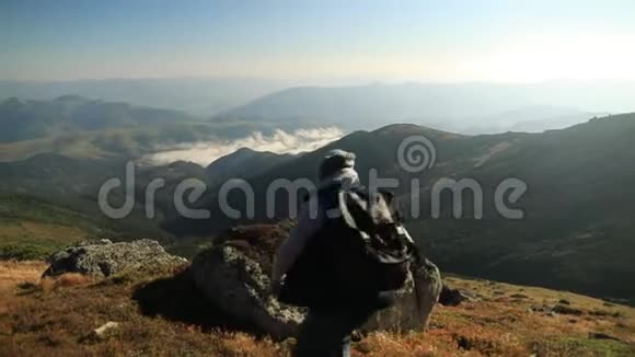 山顶上的年轻人美丽的日出景观视频的预览图