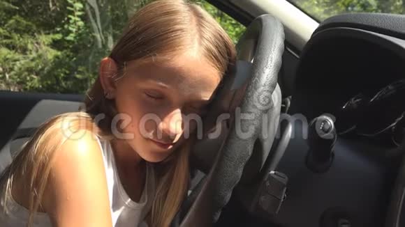 儿童玩汽车驾驶假装儿童冒险汽车女孩睡觉视频的预览图