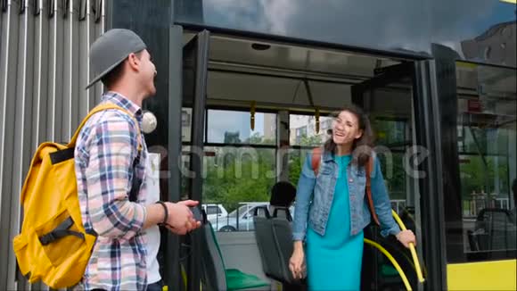 年轻人在电车公共交通工具上与一个女孩见面交谈视频的预览图